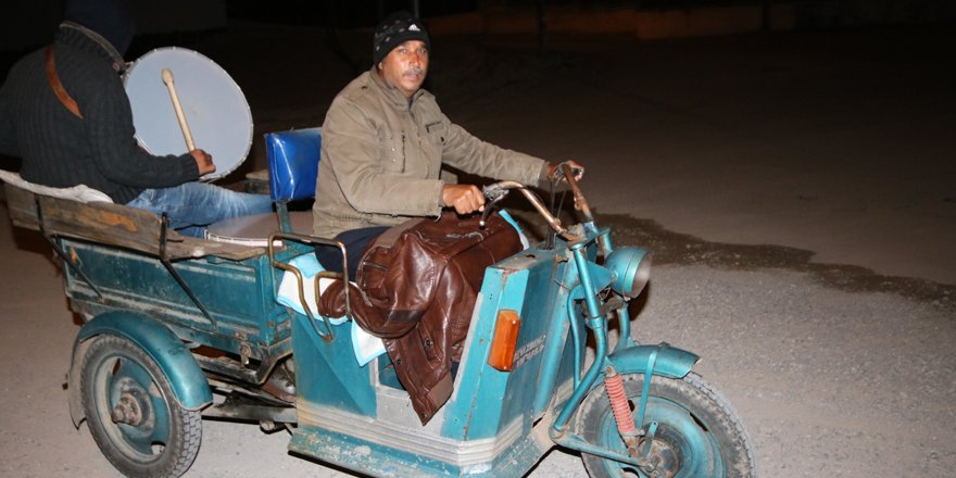 Motorize davulcu baba oğul sahurda istekleri de çalıyor