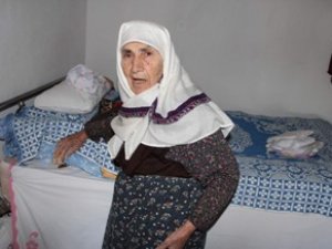 Yaşlı kadının parasını çaldılar