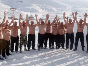 Eksi 10 derecede kar banyosu yaptılar!