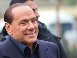 Berlusconi siyasete dönüyor