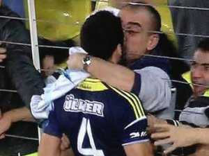 Bekir'in öpücüğü sanal alemi salladı