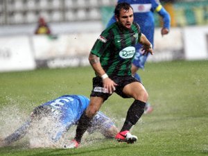 Yoğun yağış maçı erteletti