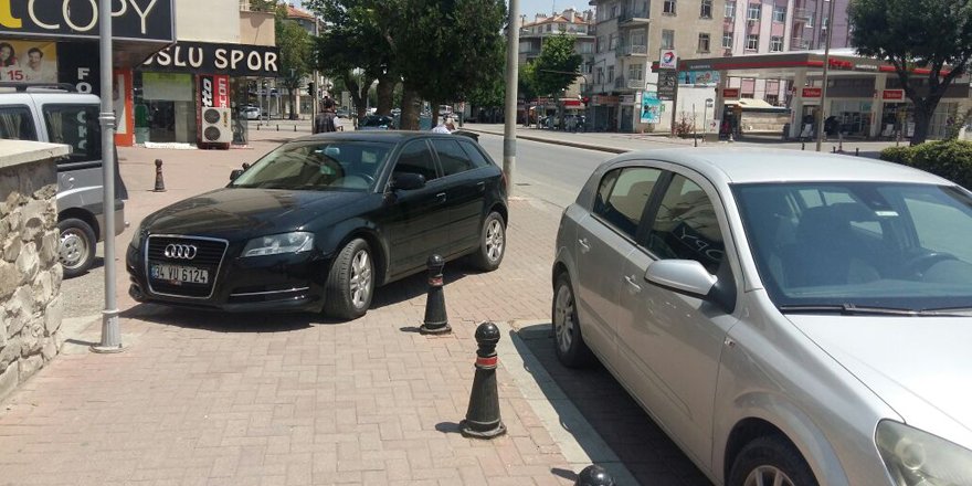 Kaldırıma park trafiği tehlikeye atıyor