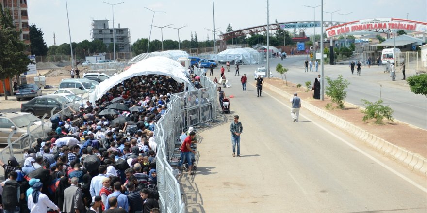 Sınır kapısında bayram yoğunluğu