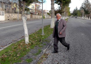 Makam aracına binmek yerine yürüyor!