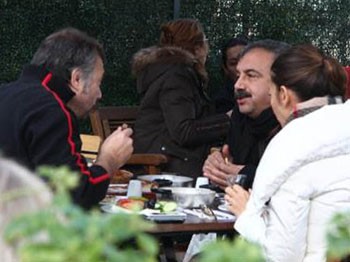 Kaynarca ve Sırrı Süreyya'nın kahvaltı keyfi...