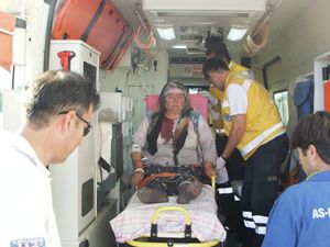 Tartıştığı eşini satırla yaraladı