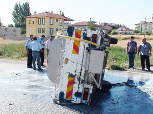 Kamyonet devrildi: 2 yaralı