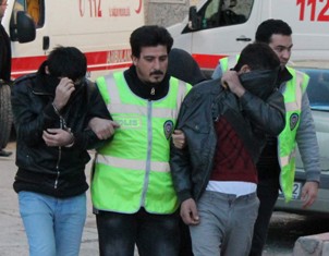 Çelik kasayı açamayınca el arabasına yüklediler