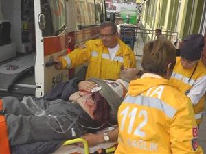 Otobüs beklerken bıçaklandı