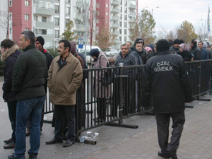 Mağaza açılışında ucuzluk izdihamı