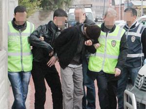 Camide saklanan hırsızlar yakalandı