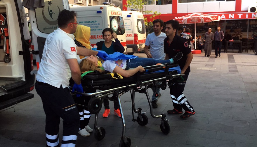 Kavga sırasında yoldan geçen 2 kişi yaralandı