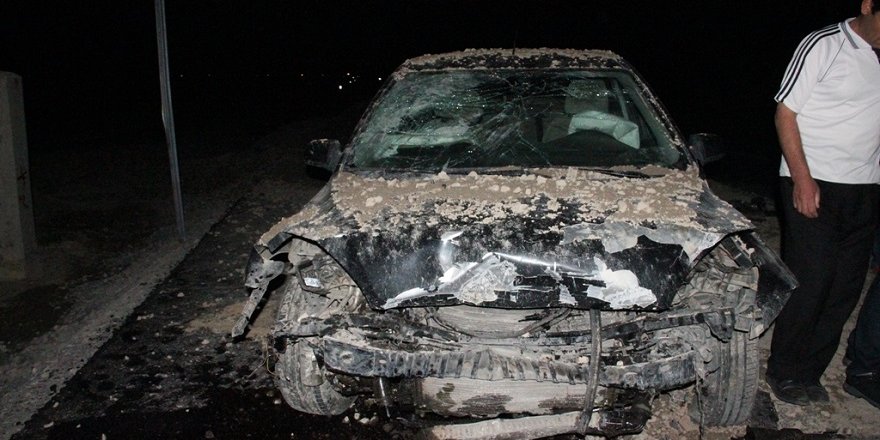 Otomobil kum yığınına çarptı: 7 yaralı