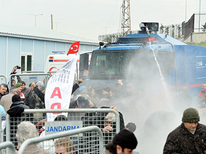 Salonu terkettiler
