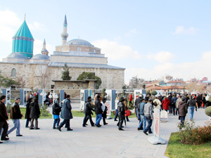 Mevlana Müzesi'nde ziyaretçi yoğunluğu