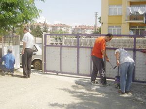 Fedakar öğretmenler okullarını kendileri boyuyor