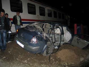 Konya'da tren otomobile çarptı