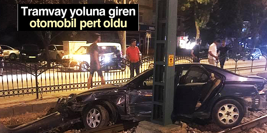 Otomobil tramvay yoluna uçtu