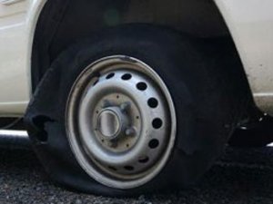 Otomobillerin lastiklerini kestiler