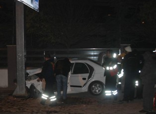 Virajı alamayan otomobil direğe çarptı