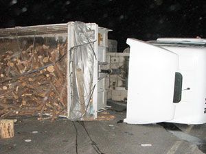 Odun yüklü TIR devrildi: 1 yaralı