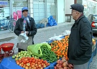 Yaşlı kadın 40 yıldır pazarcılık yapıyor
