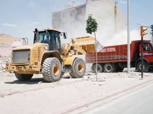 Karatay’da havuz için yıkım başladı