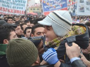 Türbe Önü Meydanı'nda, Başbakan izdihamı