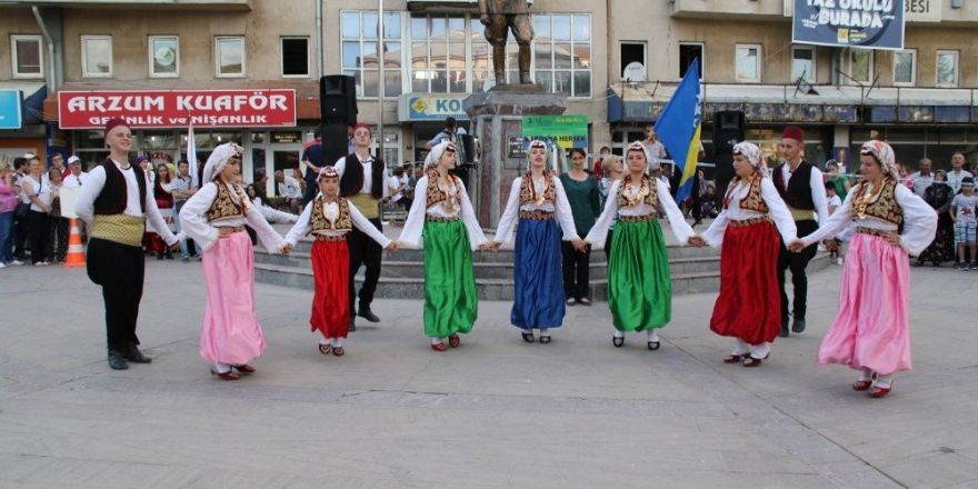 Akşehir Nasreddin Şenliklerinde yerli ve yabancı dans grupları danslarını sergiledi