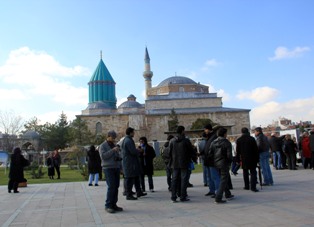 On binler Mevlana'nın ''gel'' çağrısına koştu