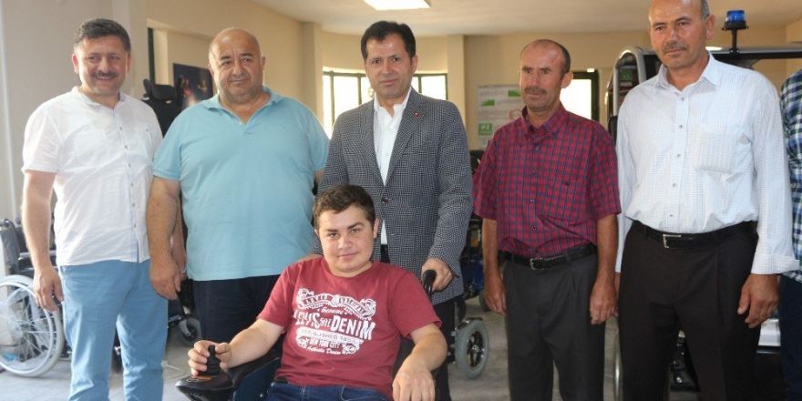 Altunyaldız’dan engelli gence anlamlı hediye