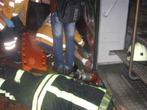 Tramvayın altında can pazarı