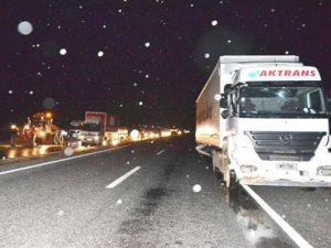 Tır devrildi yol kapandı!