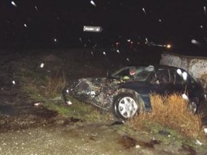 Kamyon, otomobille çarpıştı: 4 yaralı