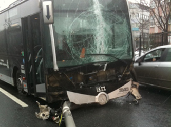 Metrobüs yoldan çıktı!
