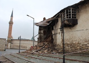 Beyşehir'de tescilli yapılar yıkılıyor
