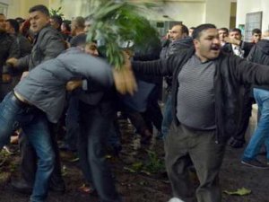 Kızgın esnaf, Adana belediyesini bastı