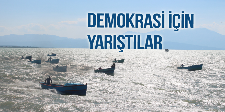 Balıkçı tekneleri "demokrasi" için yarıştı