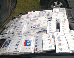 Otomobilin kaputunda kaçak sigara