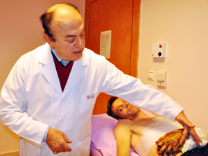 Hareketsiz parmakları karnına gömülecek