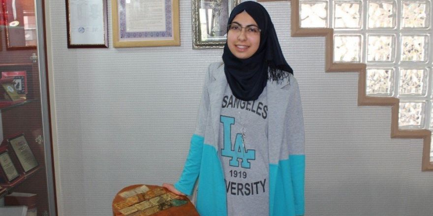 Suriye’deki iç savaştan kaçıp Türkiye’ye sığınan genç kız okul birincisi oldu