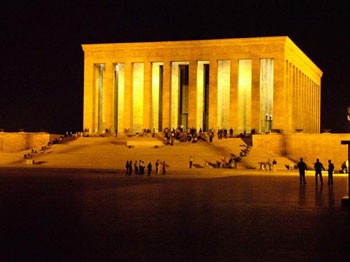 Atatürk'le birlikte onu da gömmüşler!