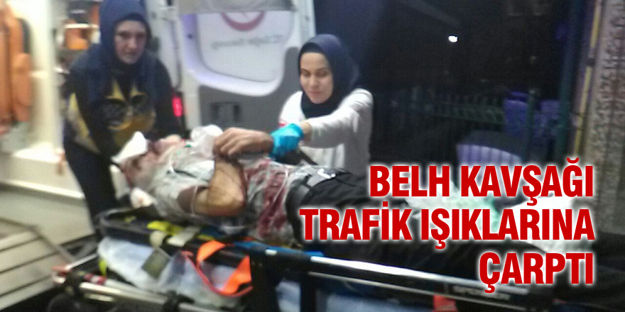 Otomobil trafik ışıklarına çarptı: 1’i ağır 2 yaralı