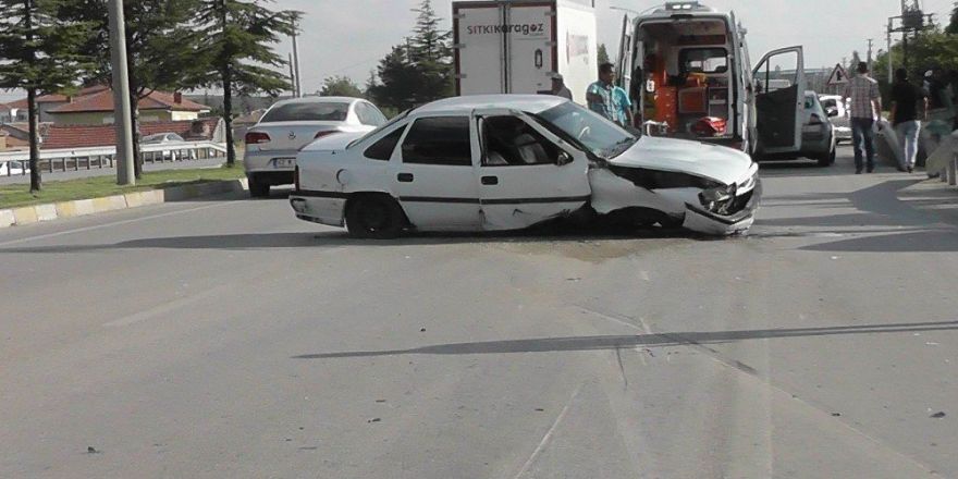 Kontrolden çıkan otomobil bariyerlere çarptı: 2 yaralı