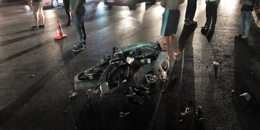 Motosiklet kamyona çarptı: 1 ölü