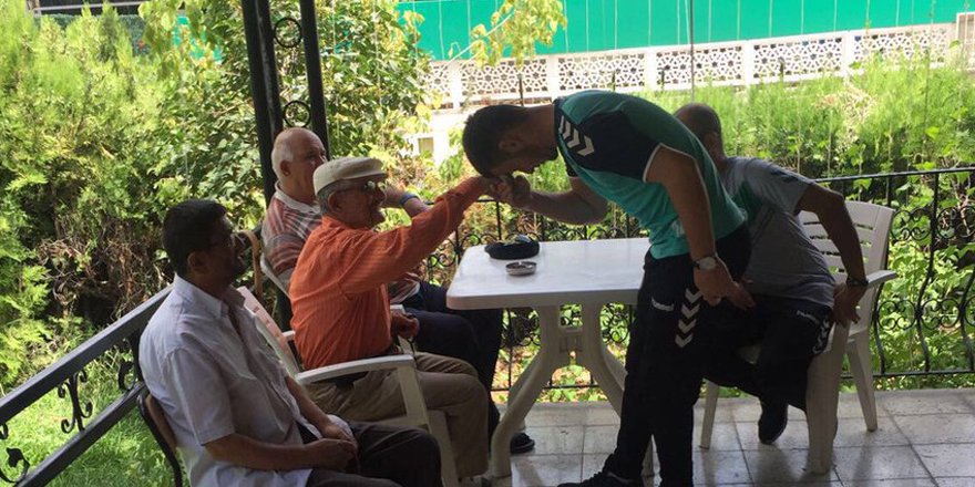 Konyaspor’da genç kaleciler huzurevini ziyaret etti