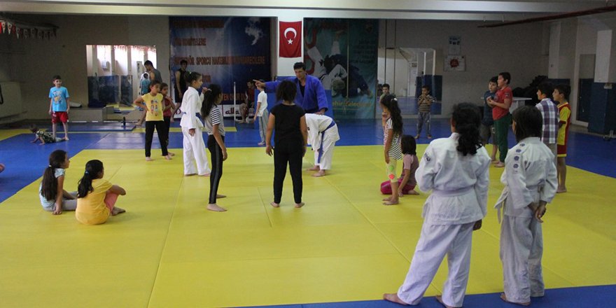 Yaz spor okullarında judo çalışmaları sürüyor