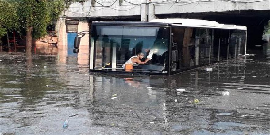 Sağanak ve fırtına İstanbul'u vurdu