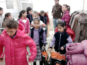 Sarayönü'nde öğrencilere giyecek yardımı